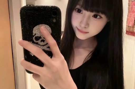 河南一男子闯入女澡堂打人洗浴中心：他进去打他媳妇；涉事男子已被警方控制